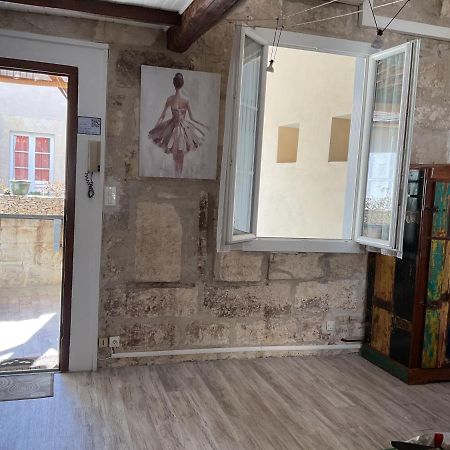 Place Aux Herbes Apartment Nimes Exterior photo