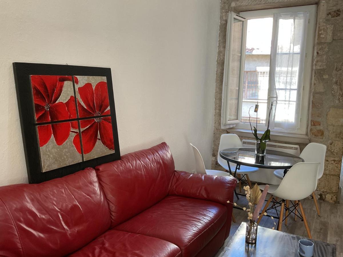Place Aux Herbes Apartment Nimes Exterior photo