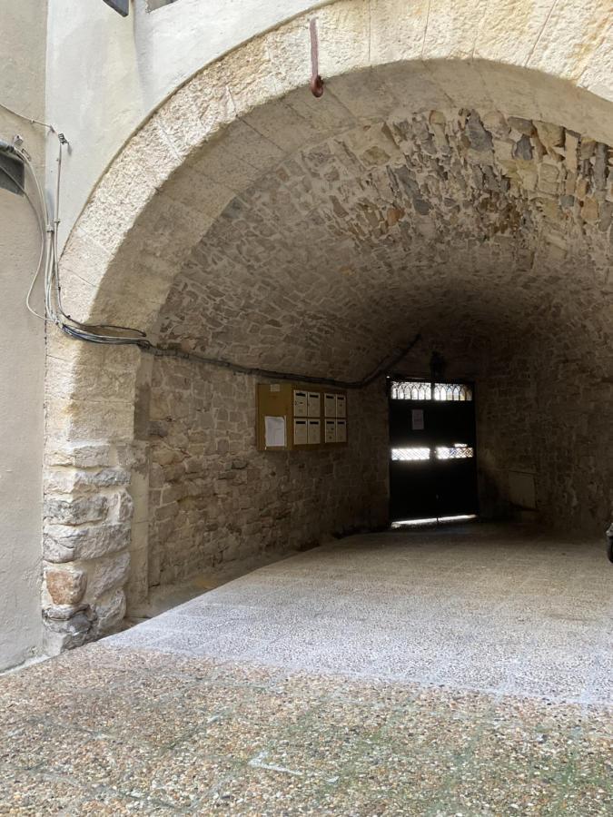 Place Aux Herbes Apartment Nimes Exterior photo