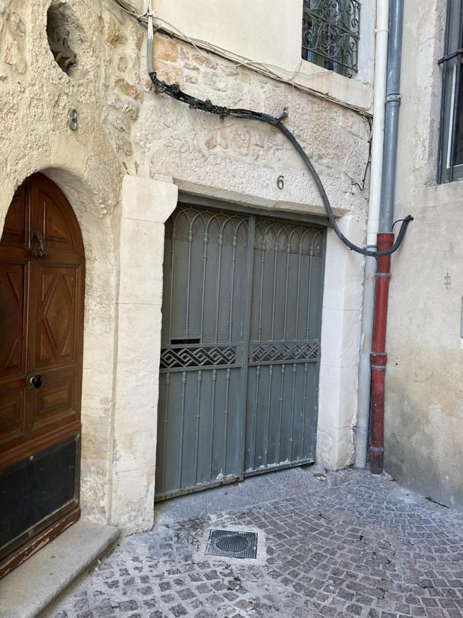 Place Aux Herbes Apartment Nimes Exterior photo