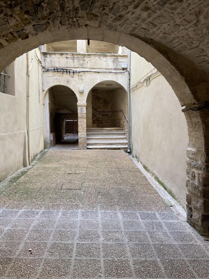 Place Aux Herbes Apartment Nimes Exterior photo